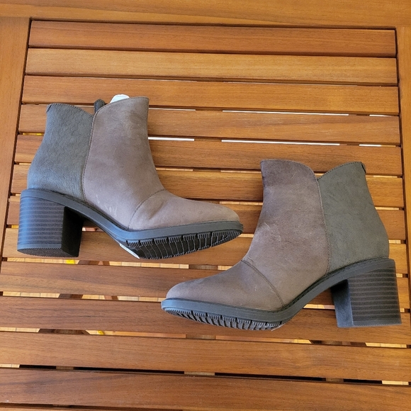 NIB Clarks Dark Taupe Leather Heeled Ankle Boots Size 7 M - Picture 3 of 6